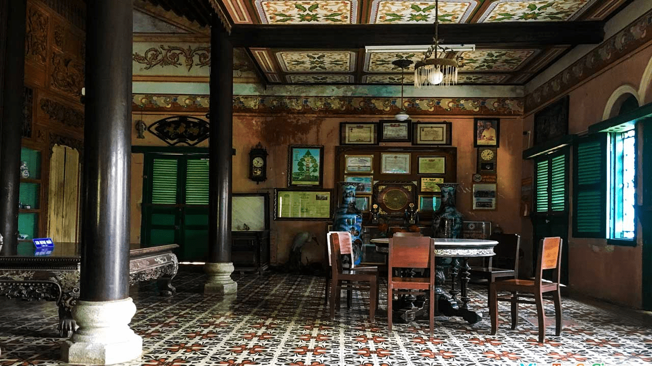Admire rare antiques