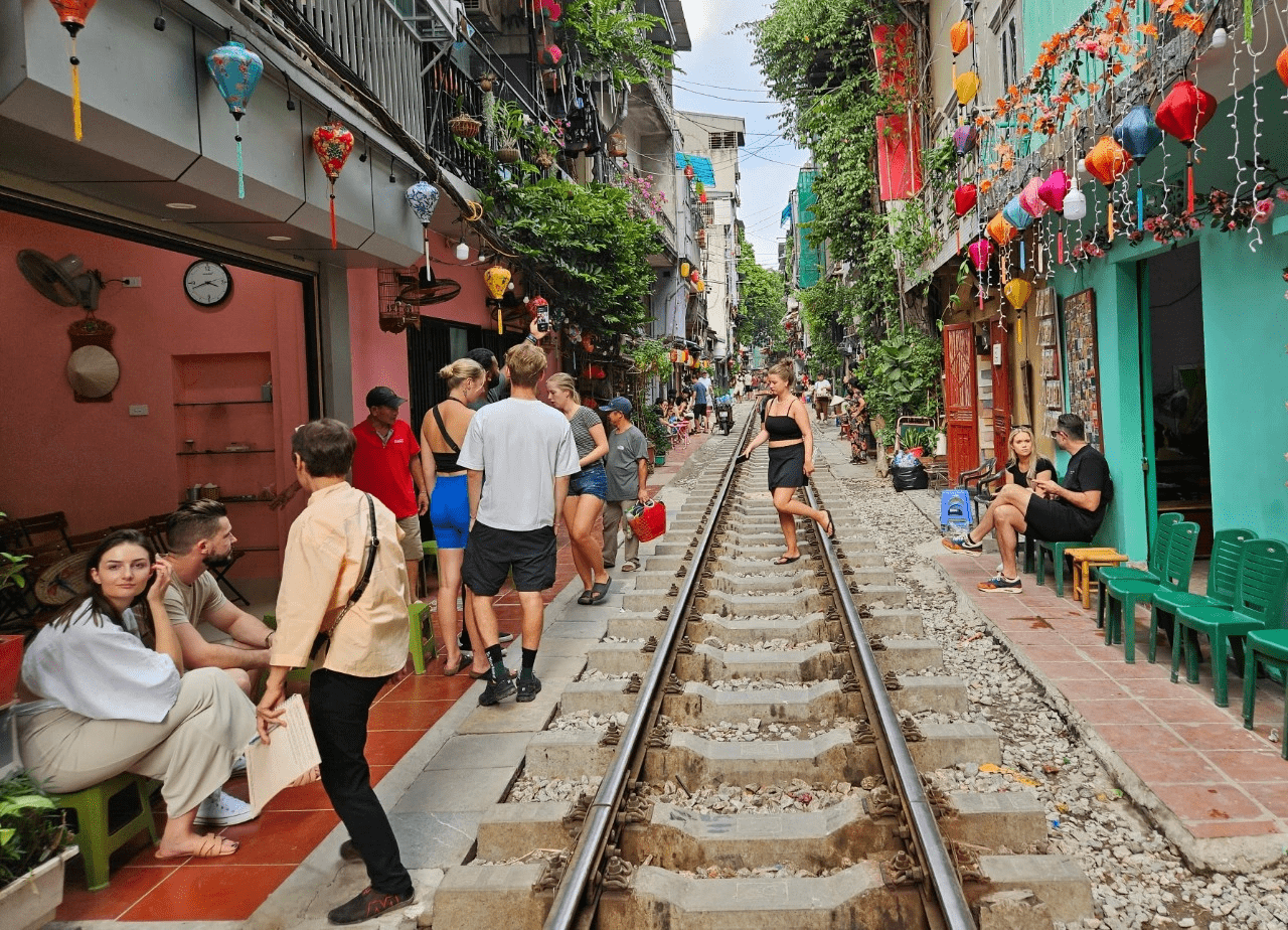 You need to pay attention to safety issues when going to a train cafe