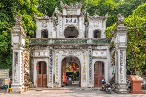 Visit Quan Thanh Temple Hanoi to uncover its legends and historical treasures