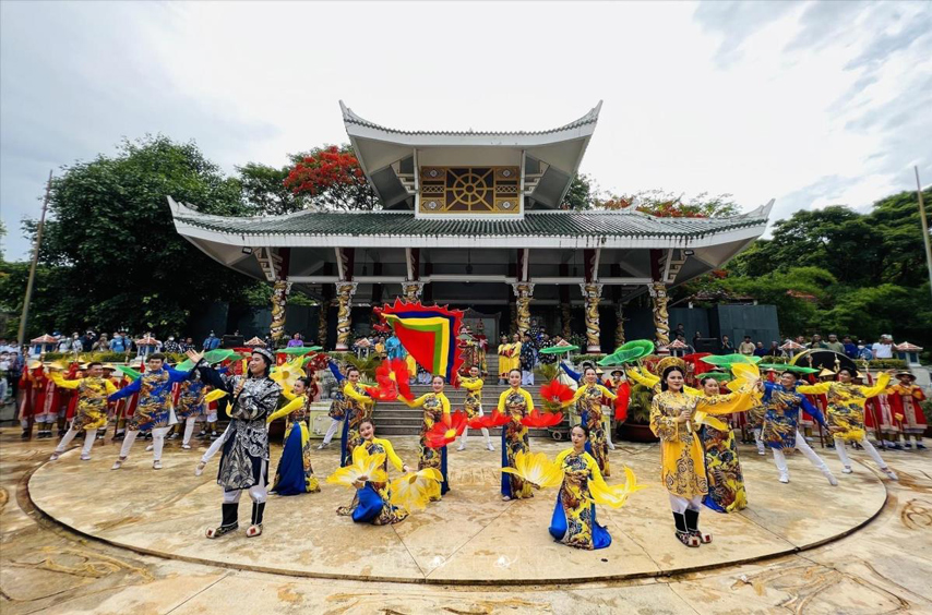 ba-chua-xu-festival-at-sam-mountain