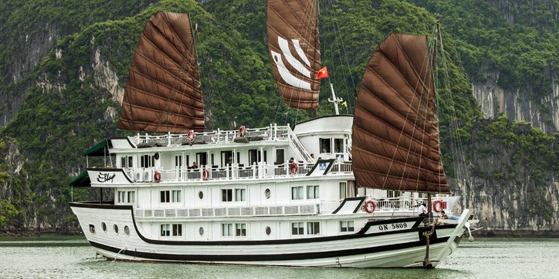 bhaya-classic-cruise-overview-halongbay-2