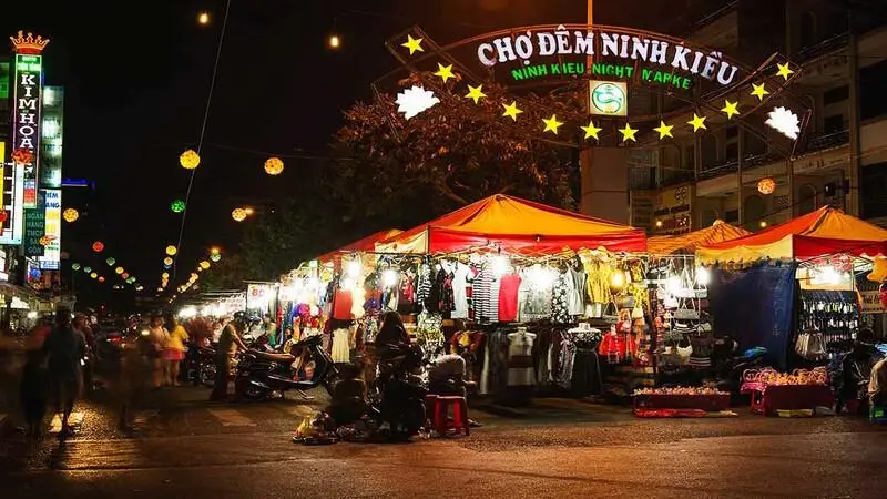 Ninh Kieu night market