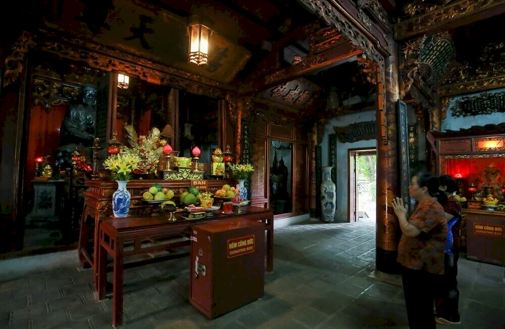 The “Tran Vu Bell Sound” night tour at Quan Thanh Temple offers visitors a unique chance to explore Hanoi’s spiritual heritage after dark (source: Vietnam Airlines)