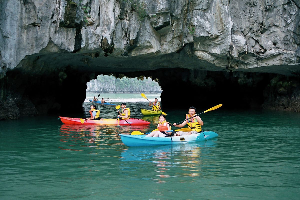 kayaking-through-luon-cave