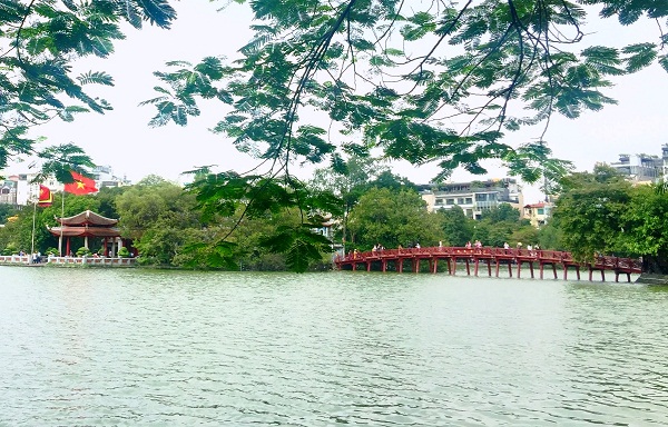 architectural-details-of-the-huc-bridge-in-hanoi