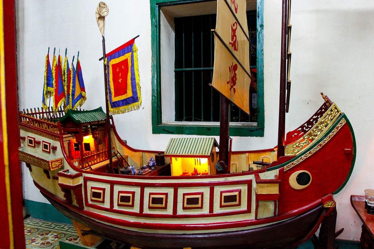 A 19th century merchant ship of Chinese people