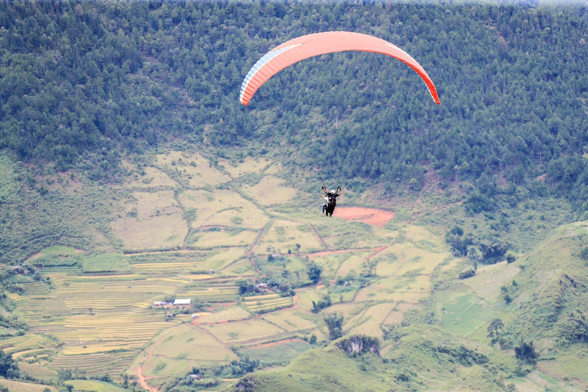 experience-paragliding-over-khau-pha-pass