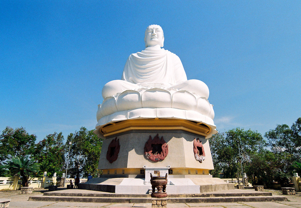 long-son-pagoda-white-statue-flickr