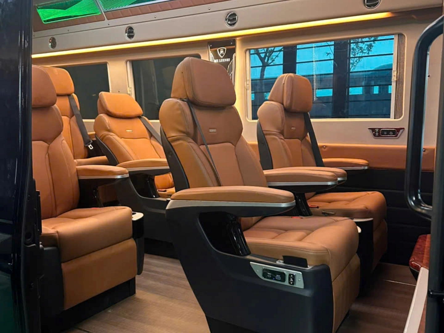 limousine-van-premium-reclining-seats-sapa-nomad