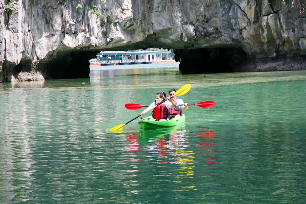 halong-bay-kayak-cave