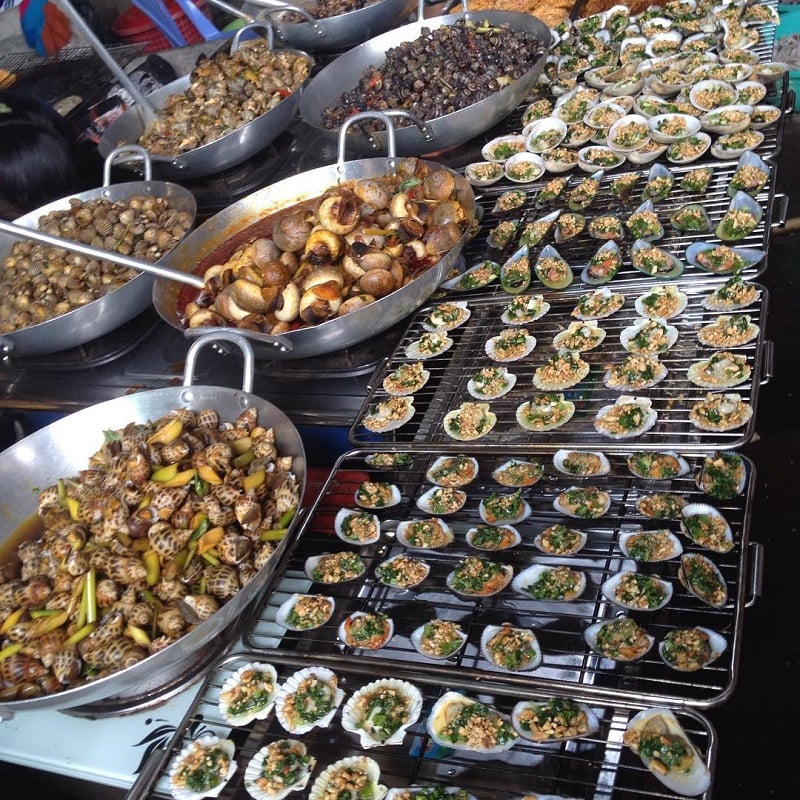 Local try seafood dishes in Ham Tien Market