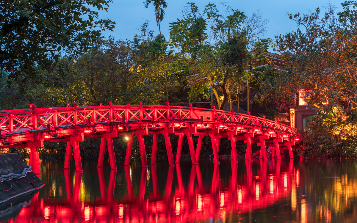 visit-ngoc-son-temple-via-the-huc-bridge