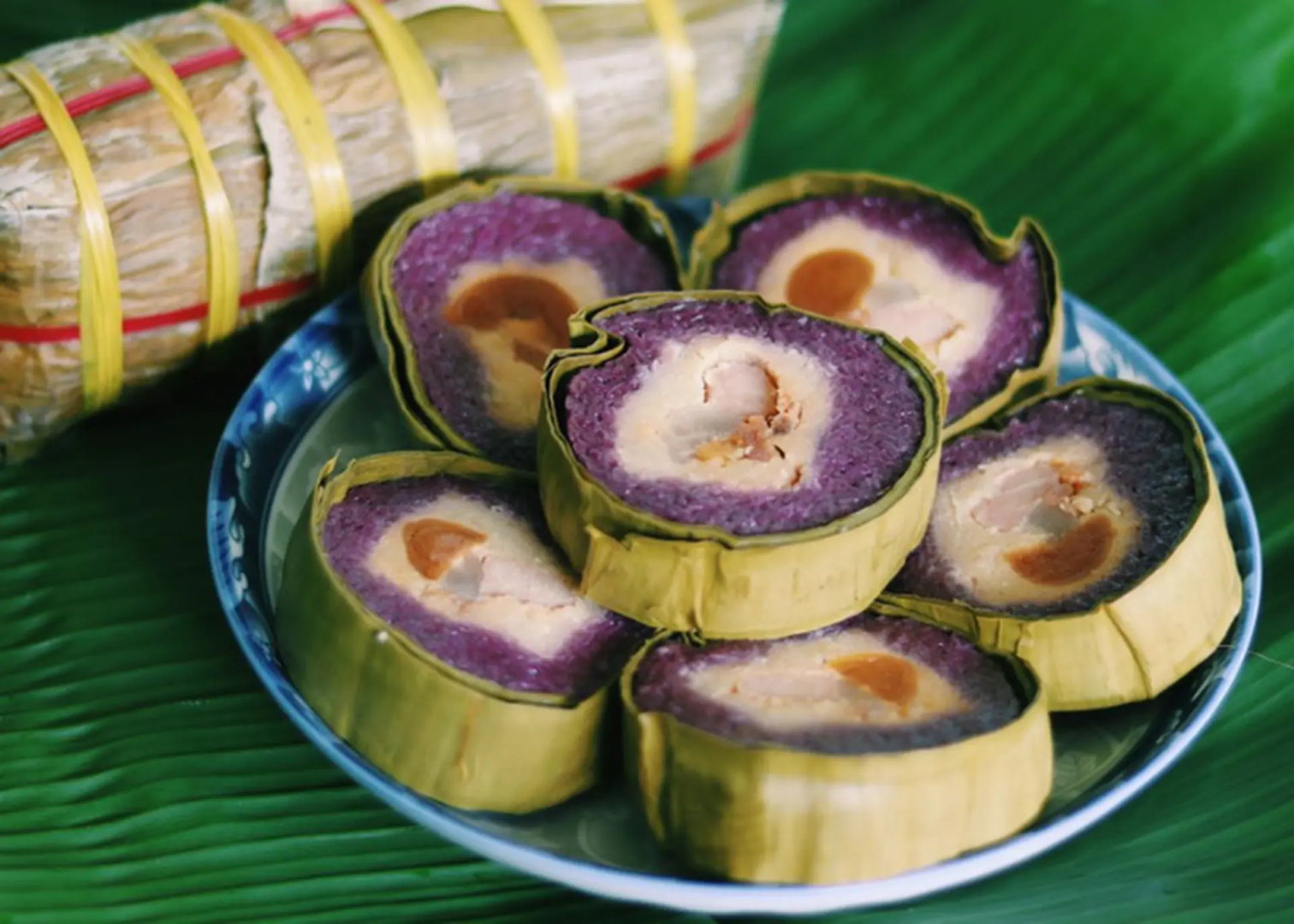 banh-tet-la-cam-sticky-rice-cake-with-purple-leaves