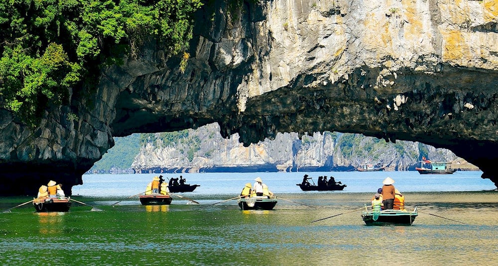 trinh-nu-cave-kayak