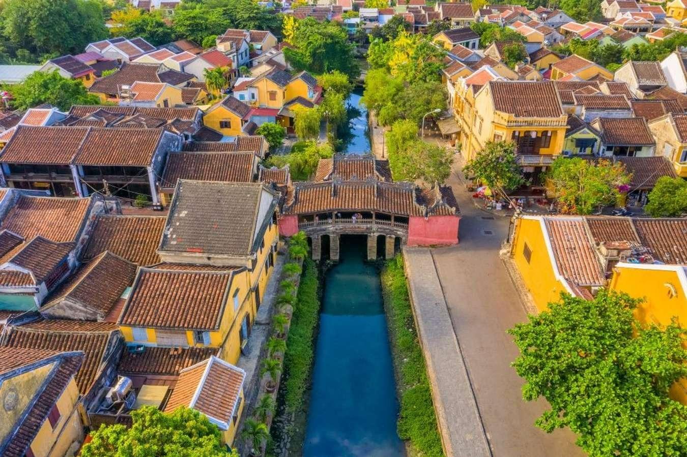 vietnam-family-escape-japanese-bridge