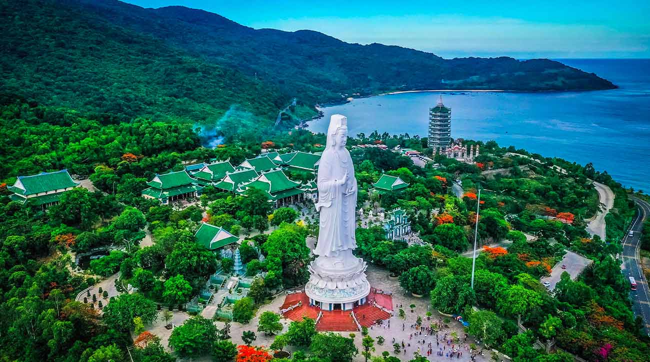 vietnam-family-escape-linh-ung-pagoda